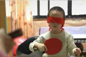 3岁萌娃蒙眼也可以精准回击发球，梦想是去国家队图片