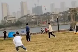 男子在公园放风筝反被风筝拉着走，网友：这下是真正放飞自我了图片