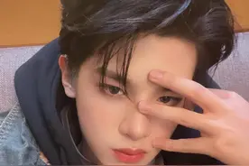 黄明昊晒帅气自拍照 用手比“3”庆祝出道三周年图片