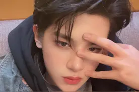 黄明昊晒帅气自拍照 用手比“3”庆祝出道三周年图片