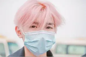 王源粉色头发引网友高呼：充满樱花气息的少年图片