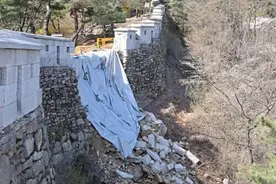 韩国600年古城墙突然坍塌 砖石碎一地图片