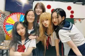 李嫣水手服造型曝光 扎双马尾身材高挑气质佳图片