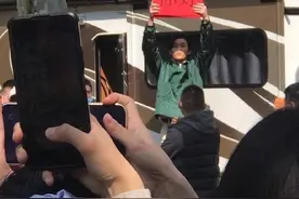 实锤！吴磊举牌子宣传四部新剧被调侃“真·端水大师”图片