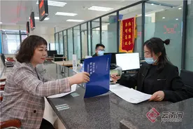 安宁颁出首张“三证合一”建筑工程施工许可证图片