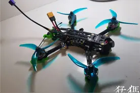 恐怖的空中血滴子！瞬间可切断五花肉，有人暴力爽飞故意操纵穿越机撞人，监管空白图片