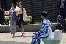 王俊凯新剧路透照曝光 穿病号服坐马桶背影也帅气图片