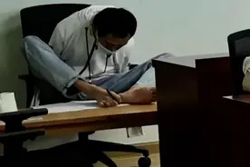 考场用脚写字，无臂少年考上同济大学法学院研究生视频封面