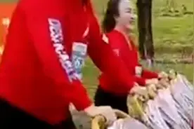 可可爱爱！四川六胞胎家庭参加亲子马拉松视频封面