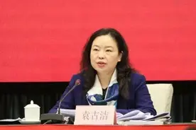 全国女性市委书记增至10人，16岁上大学的她成省里唯一女书记图片