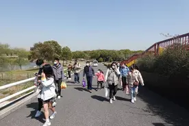 周到晨报 | 清明刚过，“五一”酒店价格已翻番；无臂男孩考上同济大学研究生，背后故事很温暖；中国各大城市都在听啥歌？图片