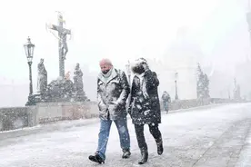 捷克布拉格下起大雪 民众冒风雪出行图片