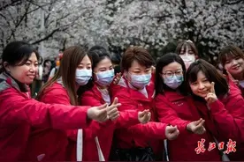 从一个春天到另一个春天，全国网友顶武汉常驻热搜榜图片