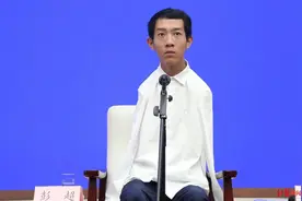 四川无臂青年彭超考上同济大学研究生：用脚考试比高考更艰难，想继续考博图片