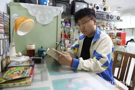 小虎队干脆面、青岛桔子水…青岛小伙搭起“时光机”，专业拣破烂13年，他说：倍有成就感图片