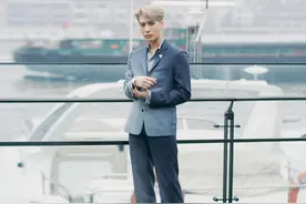 王嘉尔身着渐变西装 帅气迷人图片