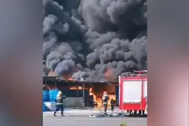 秦皇岛一玻璃公司起火黑烟滚滚冒出，55名消防员赴现场处置视频封面
