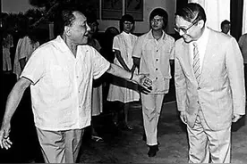 邓小平与金庸的唯一一次单独会面，袒露自己坚持不做主席的真实原因图片