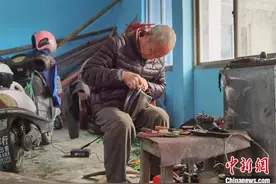 浙江嘉兴七旬老人免费修家电38年：不过是举手之劳图片