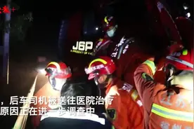 驾车男子在路口等红灯，一辆半挂车冲了过来……图片