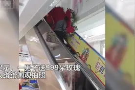 男子送999朵玫瑰，小心搬上电梯后被挤稀碎，网友调侃：心碎了图片