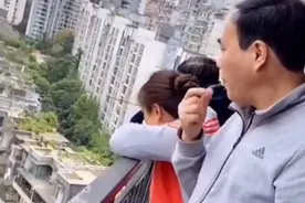 吃瓜群众？男生接女朋友下课，被爸妈亲戚趴阳台围观图片