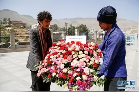 也门民众凭吊中国烈士图片