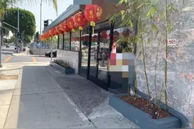 美媒：美国一对华人男女餐厅被枪杀 凶手连开数枪逃走墙壁弹痕累累图片