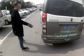 男子将电瓶车停在公共车位上“占”位，被人挪走后，竟然干出这样的事图片