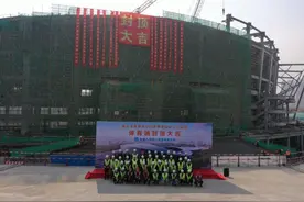 将可容纳3万人同时观赛 泰山文旅健身中心体育场项目主体结构顺利封顶图片