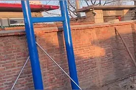 来自姥爷的霸道宠爱！孙子想打篮球，姥爷拆掉菜园建篮球场图片