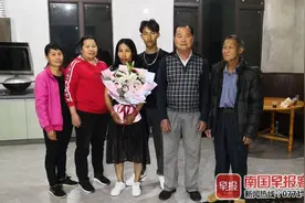 千言万语化作泪水！南宁一女子被拐27年后，终于回到家与亲人团聚图片