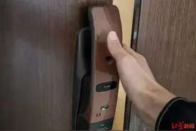 小区安装的高端电子密码锁，多人被“咬手”门店回应：只适合单开门图片