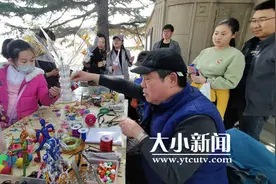 会说6种外语，烟台山上摆摊 烟台这个​“网红大爷”真牛图片