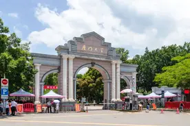 厦大百年校庆，有A股公司老总捐100万股股票，还有八旬老太坐火车10小时捐款100万元图片
