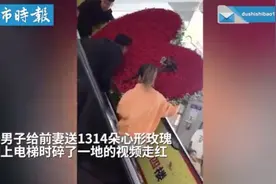 大型心碎现场！男子送女友的巨型玫瑰心碎一地，网友：突然不羡慕了图片