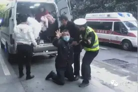 南昌一医院门口！病人家属突然下跪！看哭了……图片