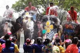 云游四方｜今年宋干节暂不“泼水”，敬拜长辈迎接泰历新年图片