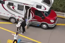 这俩人一营业就秀恩爱？网友：还是真CP好嗑图片