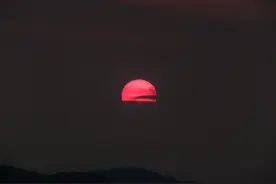 湖北宜昌上演“川剧表演”：太阳在乌云中“变脸”图片