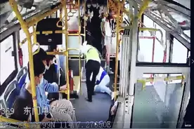 深圳一女乘客突发抽搐，众人爱心接力，公交车变身“救护车”图片
