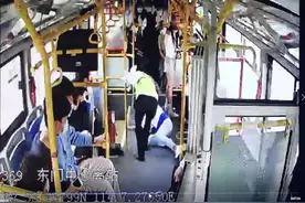 深圳一女乘客突发抽搐，众人爱心接力，公交车变身“救护车”图片