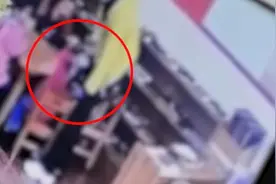 成都一幼儿园老师对孩子施暴，教育局：解聘涉事者，警方介入视频封面