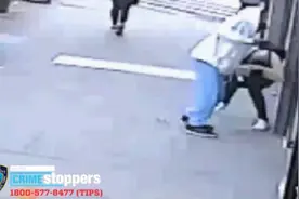 亚裔女子在美当街遭人狠扯头发 嫌犯拖行一阵才松手图片