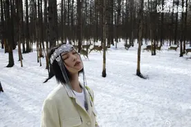 倪妮晒美照 漫步森林与麋鹿相伴图片
