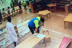 成都新都一幼儿园老师涉嫌对幼儿粗暴肢体对待 教育局通报：涉事教师已被解聘图片