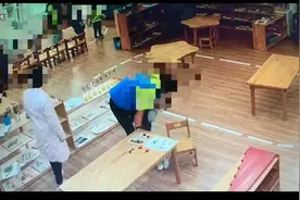 女童遭幼儿园教师掐脸扯头发：回家说“不想喝汤”家属查监控发现心碎一幕图片