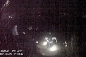男子深夜“尾随”一名女子，民警却为他点赞图片