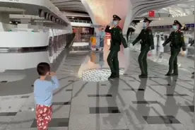 萌娃给武警敬礼获回礼，爸爸：孩子从小就喜欢穿军装的人视频封面