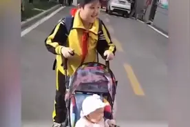 男孩向同学炫耀妹妹来接自己放学：这是我妹妹，可爱不？视频封面